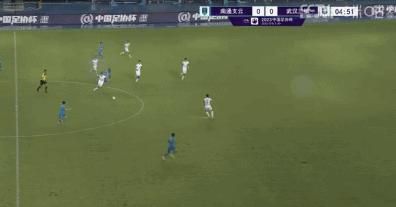 日前，电影《不要抬头》全新片场照曝光，“甜茶”蒂莫西·柴勒梅德与“大表姐”詹妮弗·劳伦斯在废墟中上演了一场缠绵悱恻的吻戏，浪漫不已。