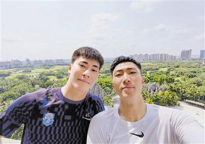影片发布一组角色剧照，并同步曝光演员阵容，在杭州的湖光山色中，正上演这场关于“爱和美味”的温暖故事。