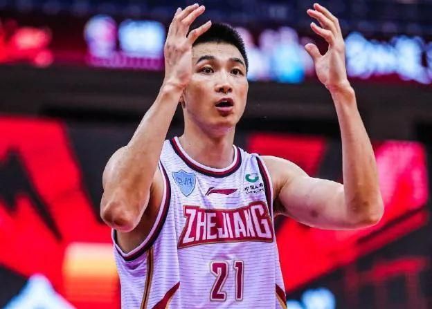 提到共同参与评审工作，梅婷说自己跟郭涛合作的特别好，见面也很亲，但是大家在看片的过程中尽量不交流，想要保持看片的专注度，也尽量不受其它人对片子看法的影响。