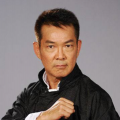 冯小刚今年春天偶然看到《征婚启事 李小璐露肩短裙妩媚亮相 驳传言力挺老公贾乃亮 2013-07-18 7月17日，吴秀波、李小璐、袁泉、尚雯婕等人纷纷现身上海，出席某品牌的新品发布会。