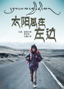 “卷福”饰演的男主角阿兰·图灵与凯拉·奈特莉饰演的女主角并肩站立，眼神迷茫。