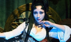 影片以宏大的叙事和细腻的情感，再现了以南仁东核心的天眼建设团队为建设 “中国天眼” 这一具有我国自主知识产权、世界最大单口径、最灵敏的射电望远镜，奉献毕生心血的动人历程。