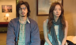 影片将时间设定在《侏罗纪世界3》故事发生的五年后，此时的地球重回人类时代，恐龙族群锐减。