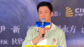 杨幂穿宽松服装甜笑亮相香港 婚礼场地保安加强 2014-01-07 ，接未来老婆和父亲刘丹赴巴厘岛。